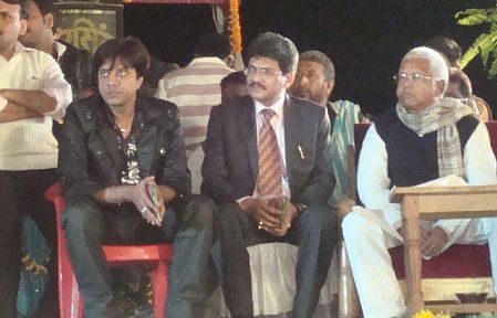 Pankaj Kesri with Lalu Prasad on stage of Garha Mahotsava