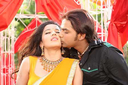 Pawan Singh kissing Monalisa