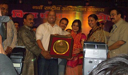 Malini Awasthi being honored at Bhojpuri Sammelan, Agra