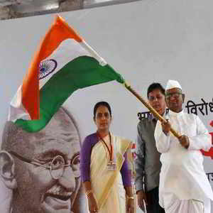 गांधी के समाधि पर फूल चढ़ा के देश के फूल बनावे का काम में लगलें