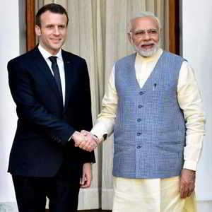 मैक्रों से गला मिललें मोदी, नाईक आ योगीओ अगवानी में शामिल