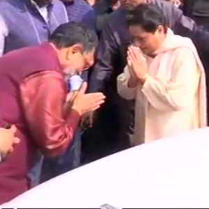 बसपा उमीदवार के राज्यसभा चहुंपावे ला सपा गोल जबरदस्त दबाव में
