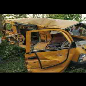 कुशीनगर में स्कूल वाहन ट्रेन से टकराइल, चालक समेत 13 के मौत