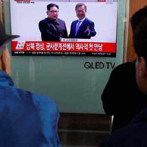 किम जोंग उन अउर  मून जाई इन हाथ में हाथ धर के बतिवलें