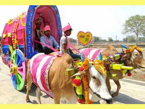 बैलगाड़ियन पर निकलल सेना के जवान के बारात