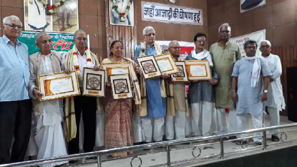 भोजपुरी साहित्य सेवियन के पाती अक्षर सम्मान से सम्मानित कइल गइल