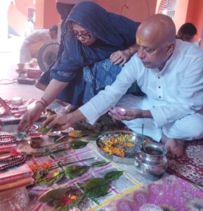 पिंडदान करतेे एक दम्पति